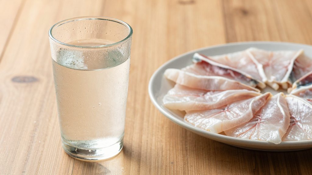 O sabor do soju também varia: soju de peixe cru vs soju de milho preto, qual combina melhor?