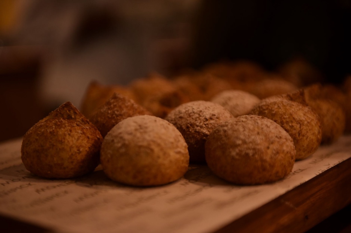 Wooden arancini tray with mixed ingredients