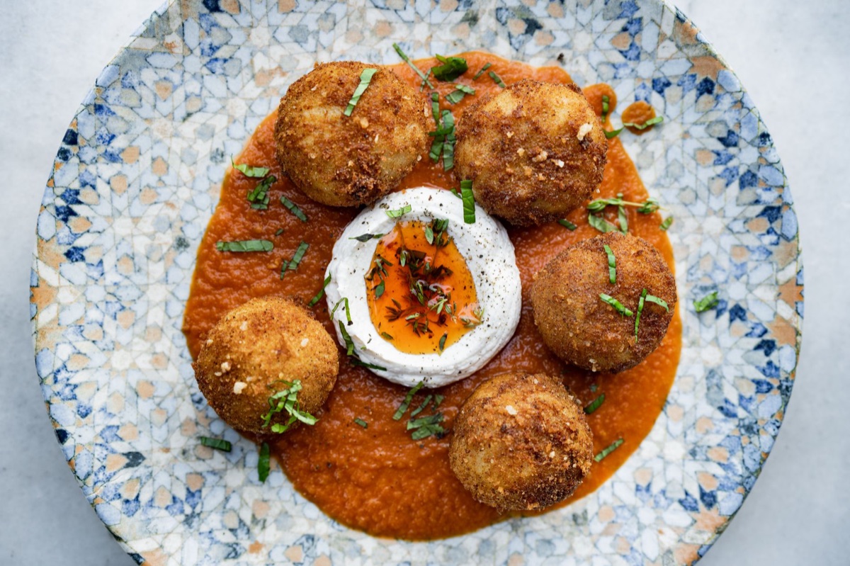 crispy arancini met tomatensaus