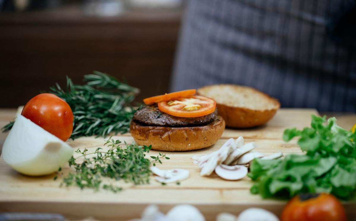 burguer personalizado com molhos e ingredientes extras