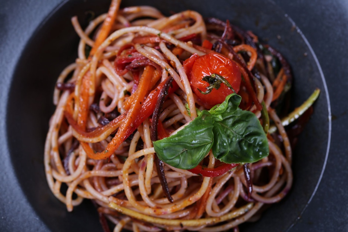 Frische Pasta mit einer roten Tomatensauce und Basilikum.
