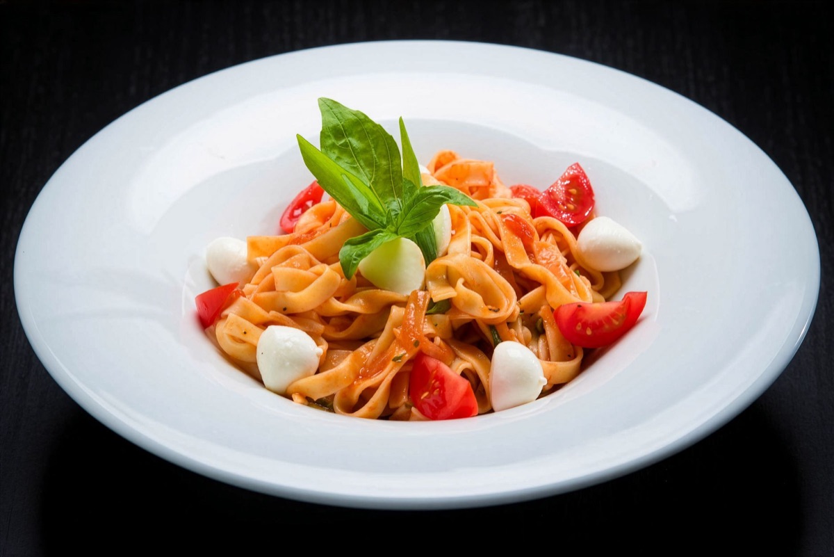 Pasta con salsa de tomate y albahaca fresca