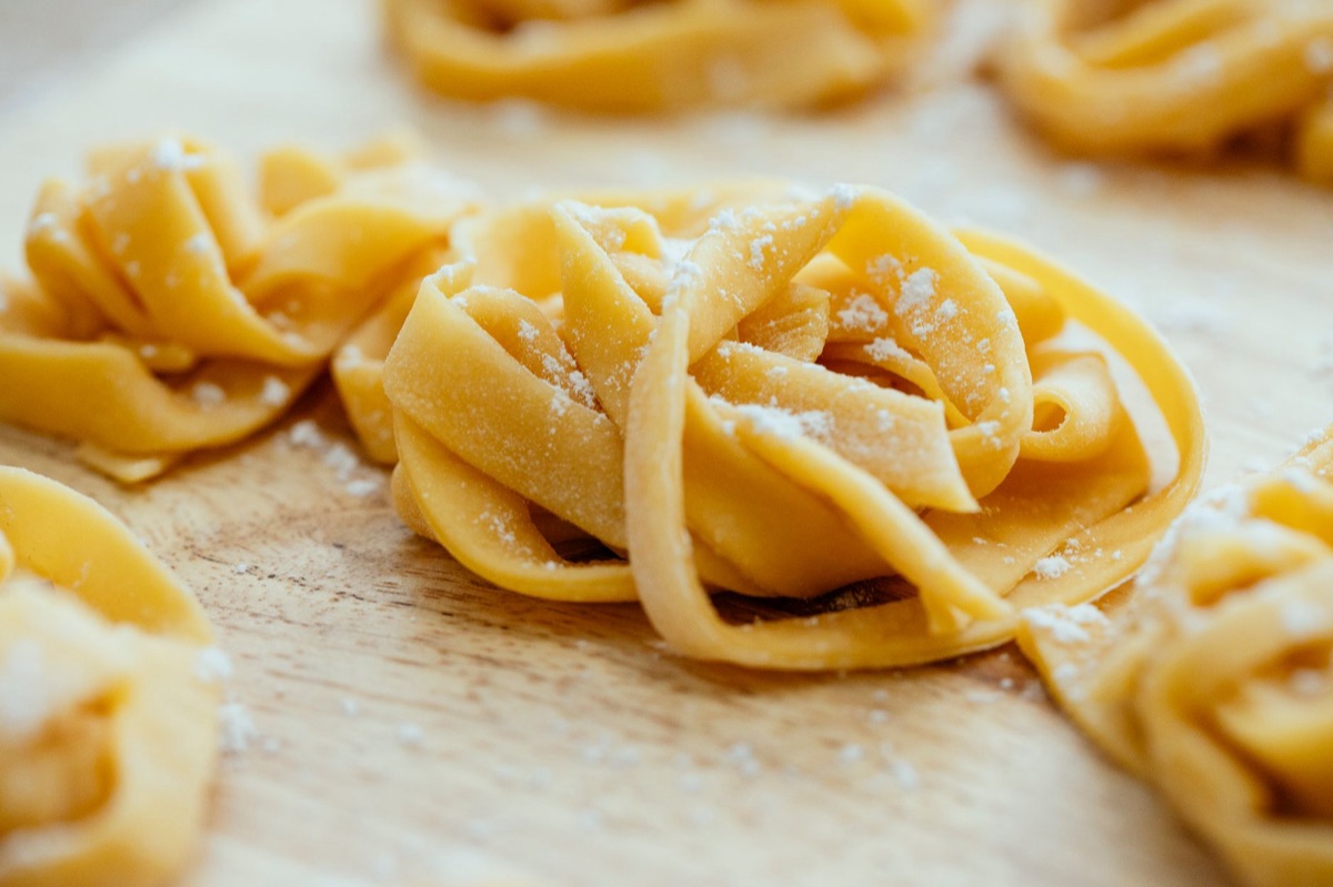 Pâtes fraîches tagliatelles avec un peu de farine.