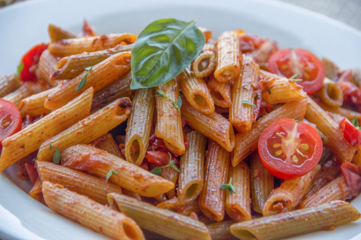 Pâtes avec une sauce tomate riche et du basilic frais.