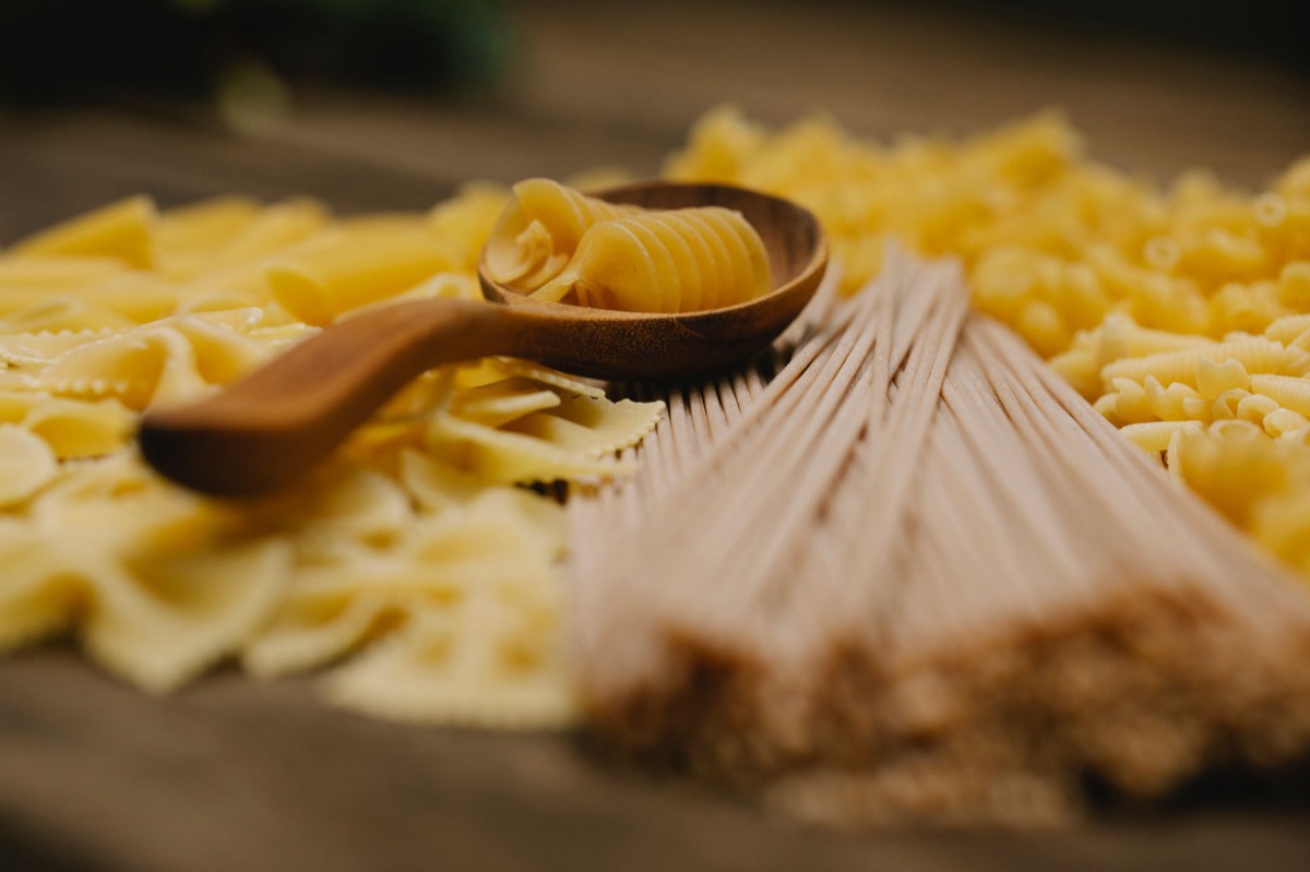 Vari tipi di pasta secca di diverse forme.
