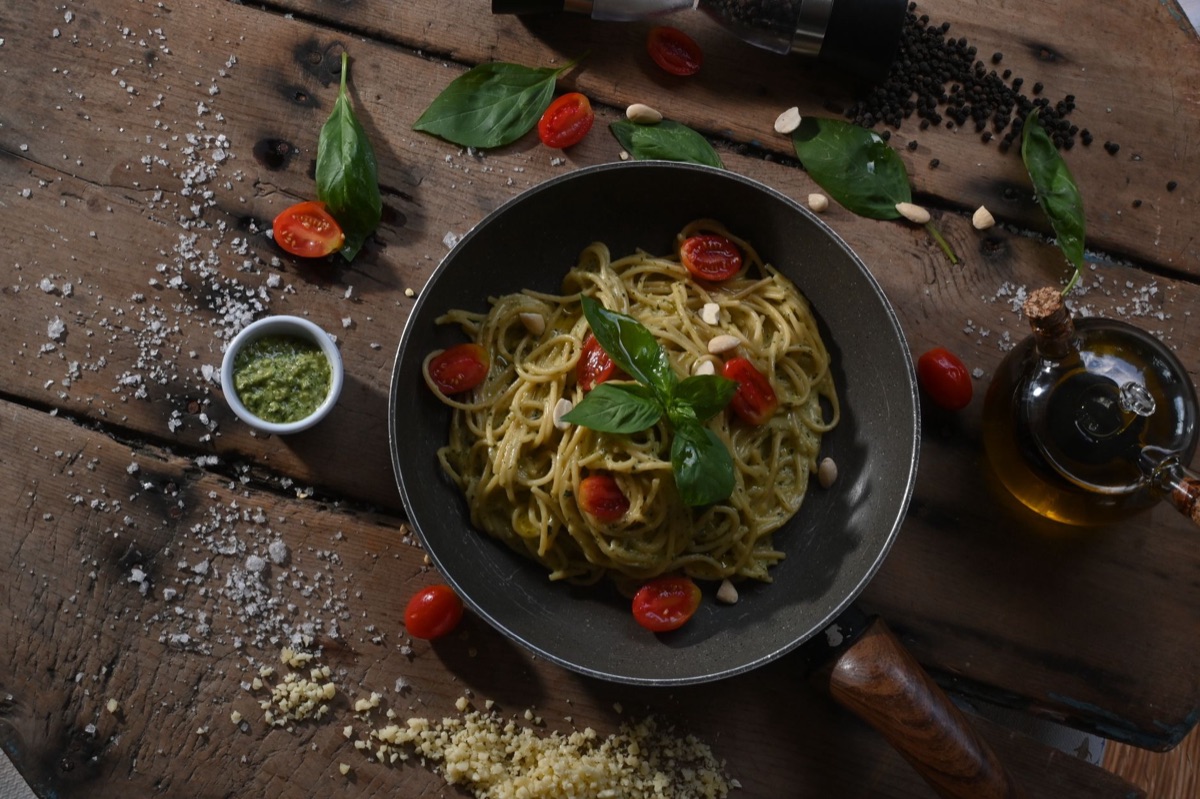 Ingredienti freschi per condire la pasta.