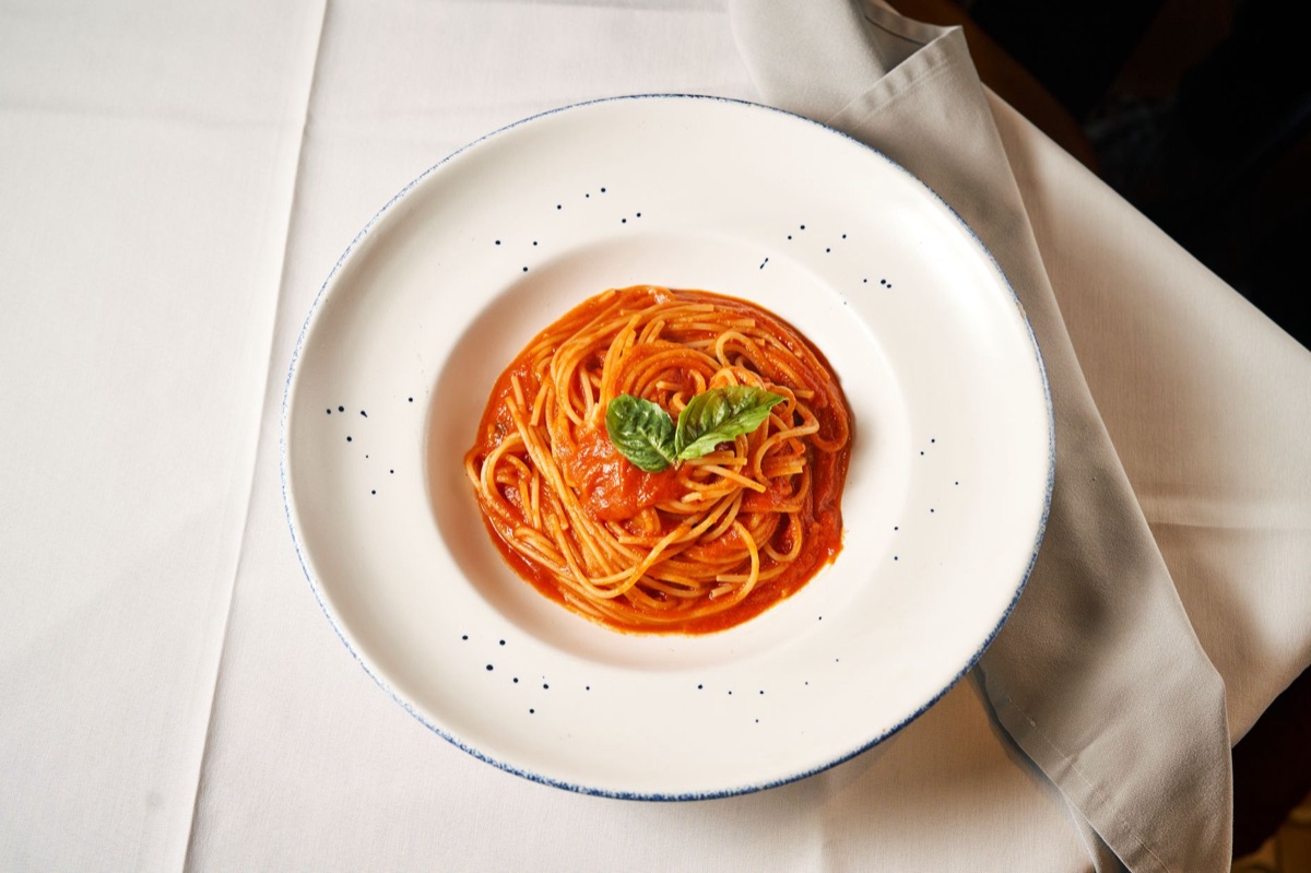 Spaghetti met rode tomatensaus en verse basilicum