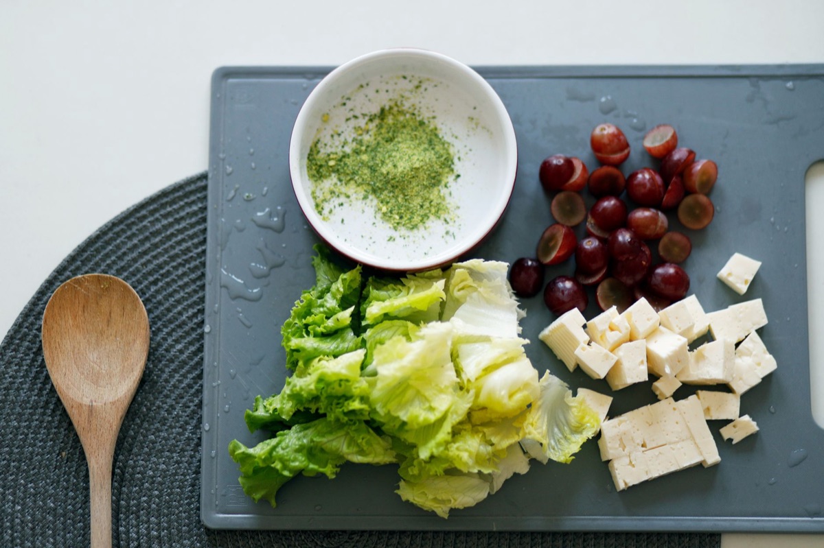 Fatias de tofu macio sobre tábua de corte