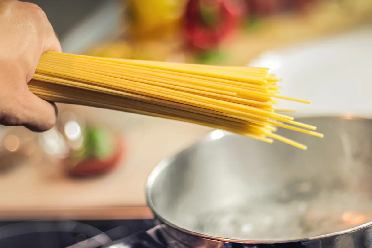 スパゲッティ、パスタ、沸騰水、生、沸かす、ナッツを茹でる、パスタを茹でる、手、持つ、イタリアン料理、ナッツ、調理、食品、イタリアン、沸かす、鍋