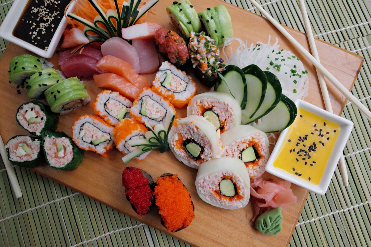Sushi-Etikette mit Stäbchen, Wasabi und Sojasauce