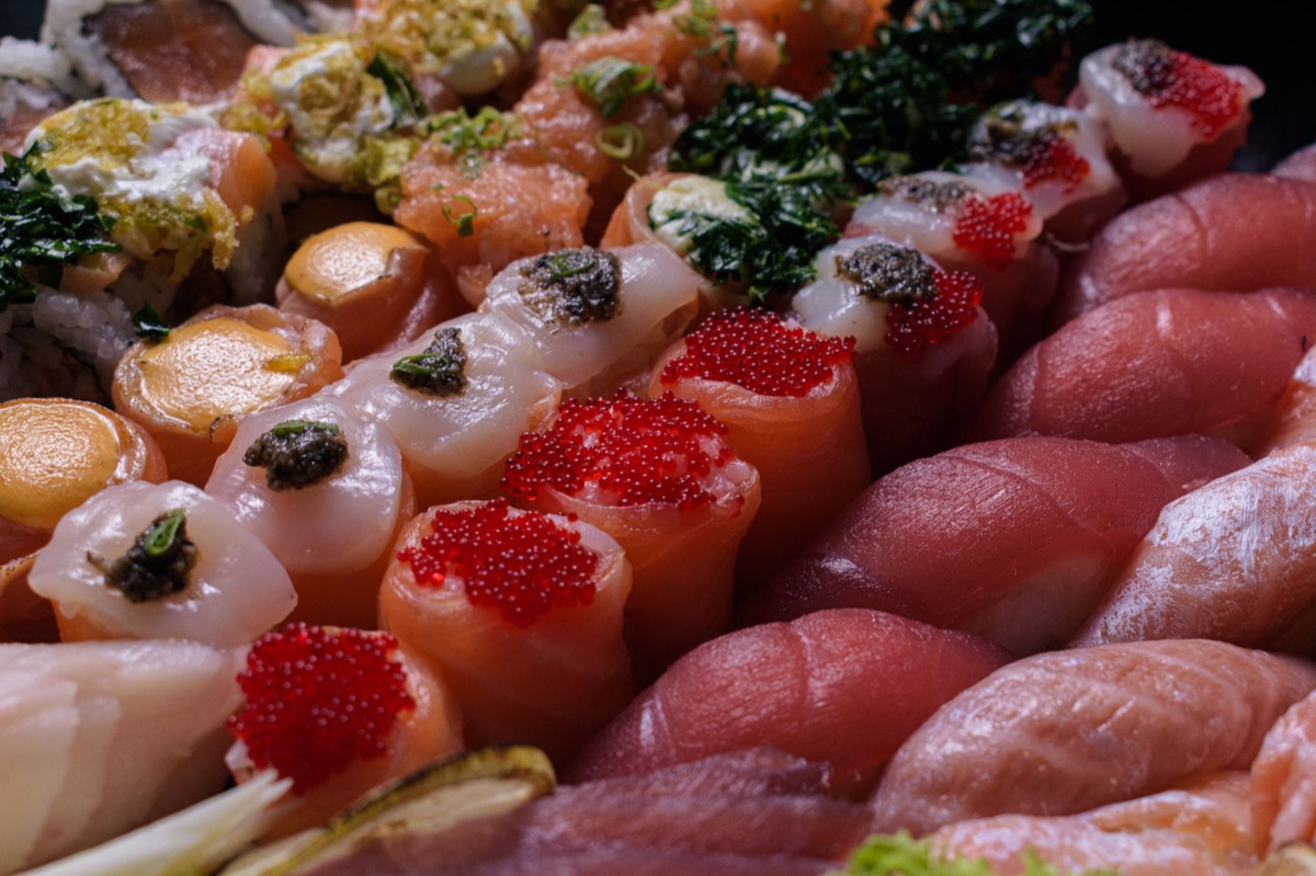 Variedad de nigiri sushi tradicional con pescado fresco