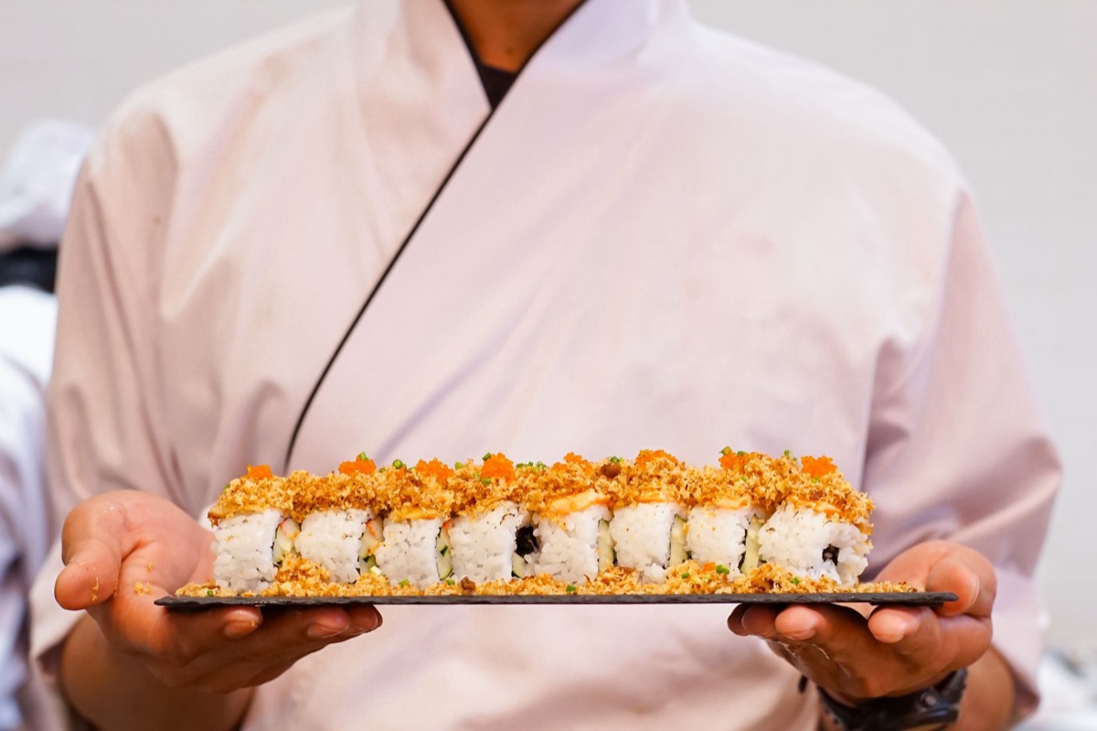 Un maestro artesano preparando sushi con precisión