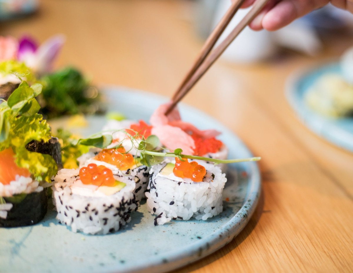 Plato de sushi gourmet servido con palillos
