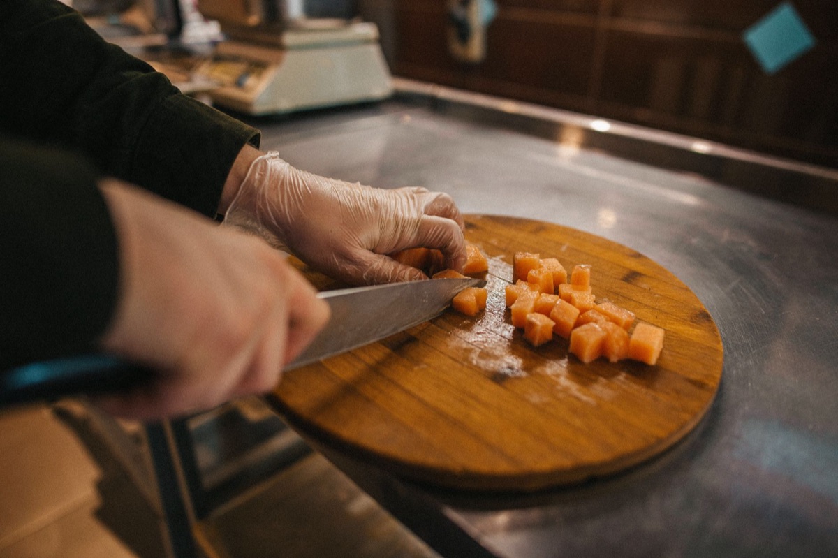 Couteau de chef japonais sur une planche en bois