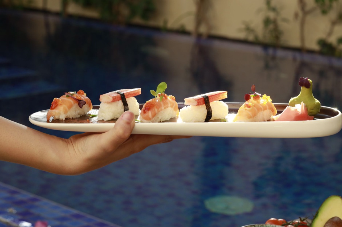 Assortimento di nigiri sushi freschi su un piatto di ceramica