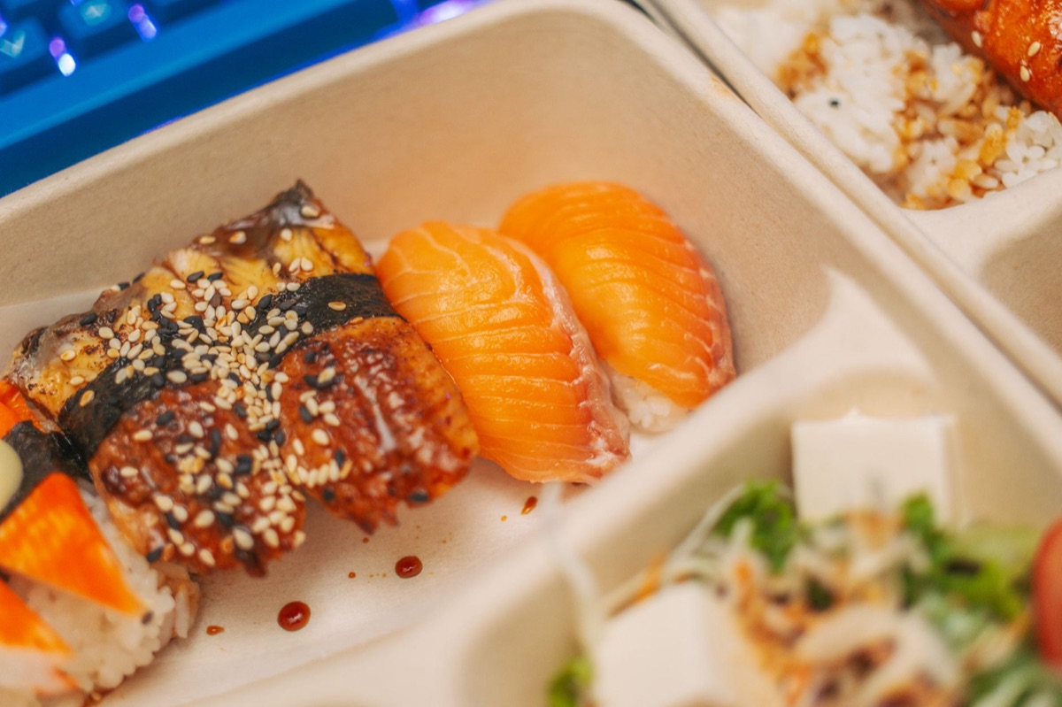 Variedade de nigiri sushi fresco em um prato de cerâmica.