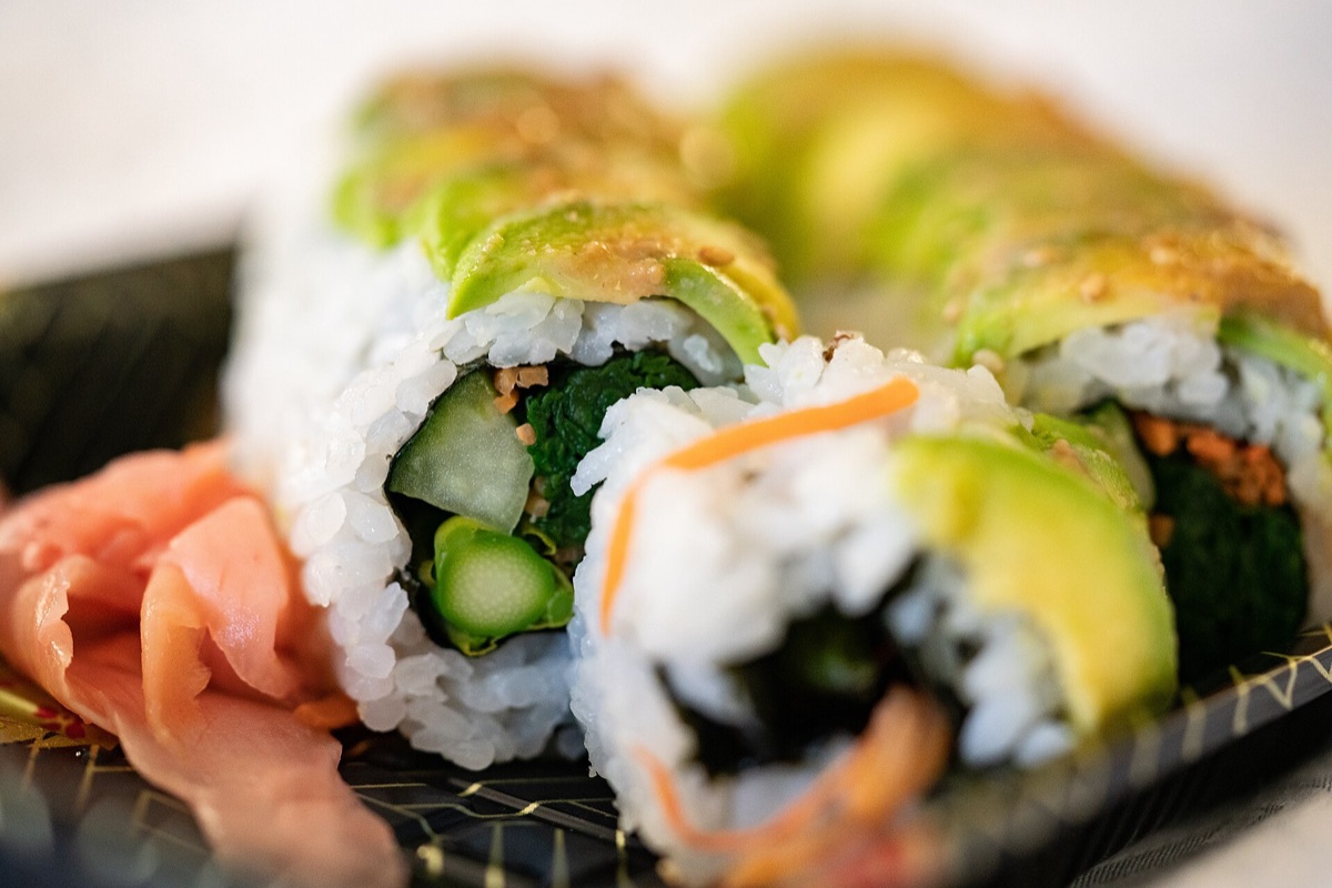 Diferentes tipos de sushi maki e rolos de sushi.