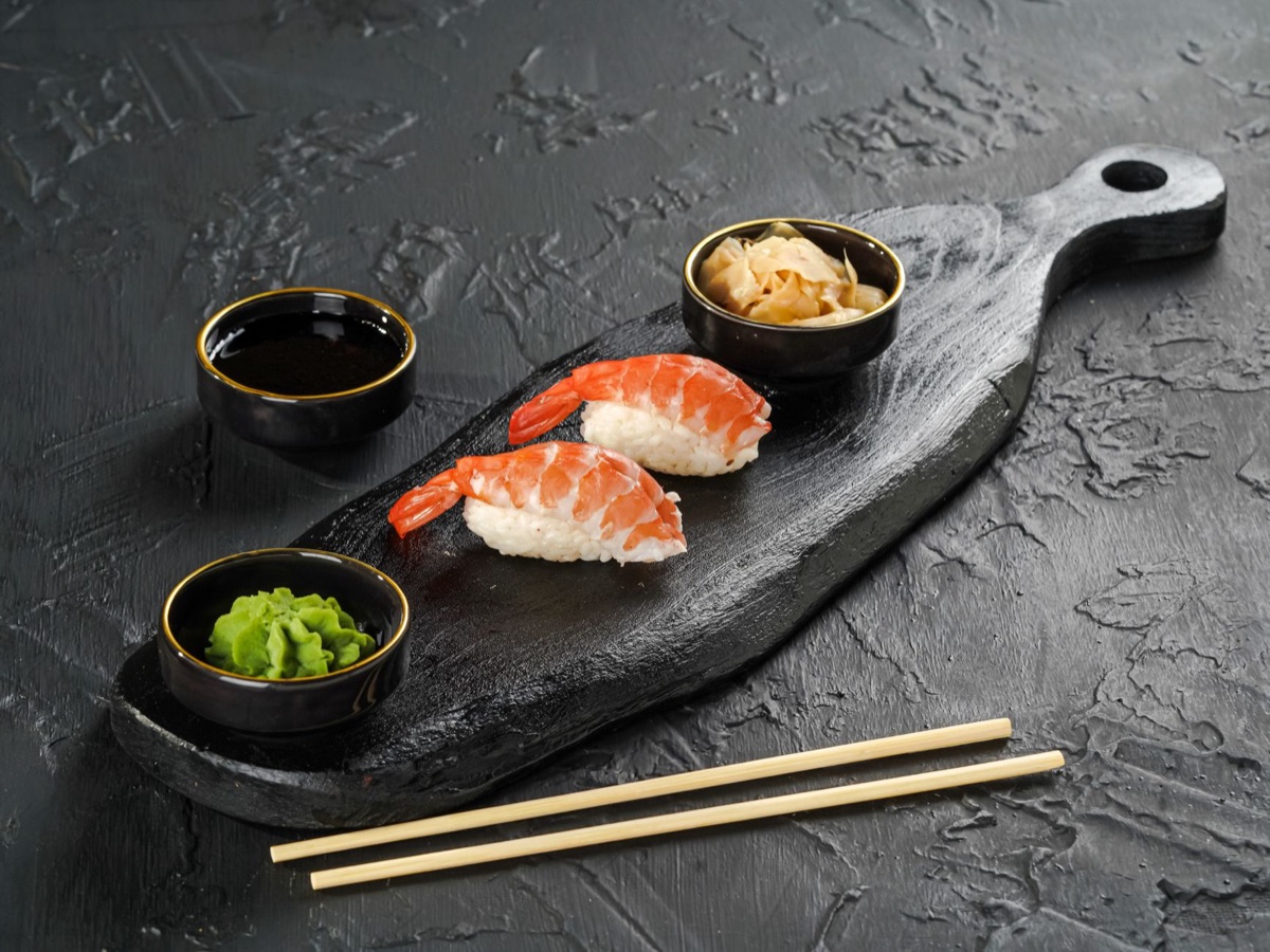 Detalhe de pasta de wasabi e gengibre para sushi.